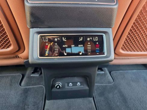 Used 2022 Audi e-tron Premium Plus w/ Premium Plus Package image 27