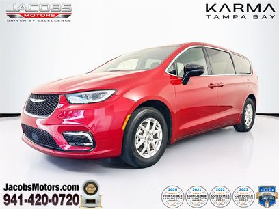 Used 2025 Chrysler Pacifica Select