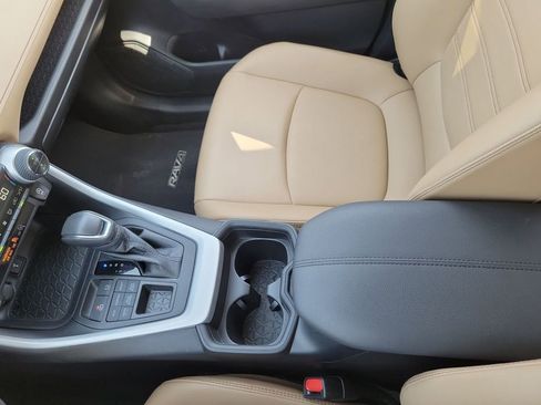 Used 2021 Toyota RAV4 XLE Premium image 22