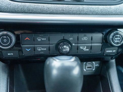 Used 2023 Jeep Compass Latitude image 19