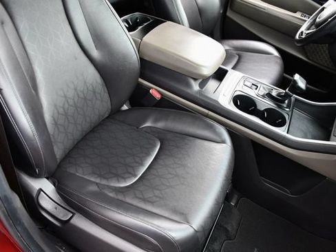 Used 2025 Kia Carnival FWD image 30