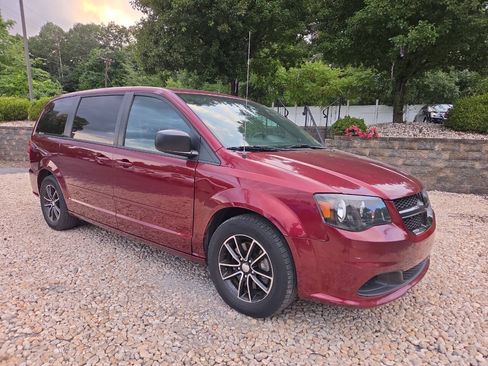 Used 2017 Dodge Grand Caravan SE FWD image 1