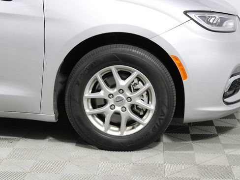 Used 2024 Chrysler Pacifica Touring-L FWD image 40