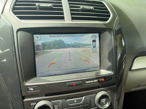 Used 2018 Ford Explorer XLT w/ Equipment Group 202A FWD image 13