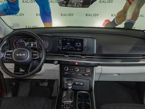 Used 2024 Kia Carnival LX image 3