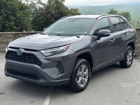 Used 2022 Toyota RAV4 XLE AWD/4WD image 1