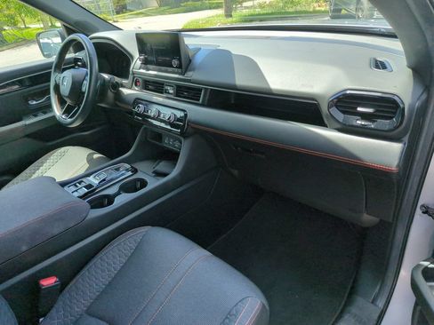 Used 2025 Honda Pilot Sport image 16