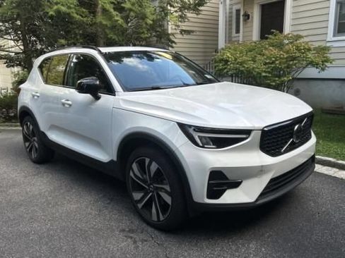 Used 2023 Volvo XC40 B5 Plus w/ Protection Package Premier AWD/4WD image 2