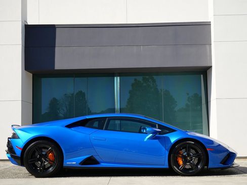 Used 2020 Lamborghini Huracan EVO image 2