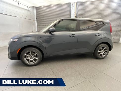 Used 2022 Kia Soul LX FWD image 1