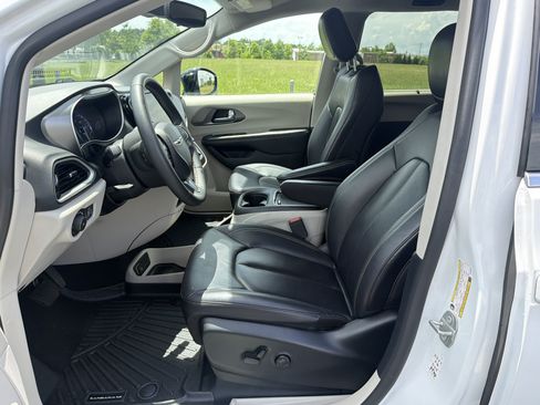 Used 2024 Chrysler Pacifica Touring-L FWD image 24
