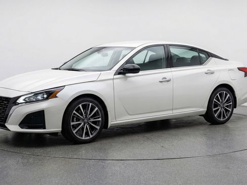 Used 2025 Nissan Altima 2.5 SV FWD image 3