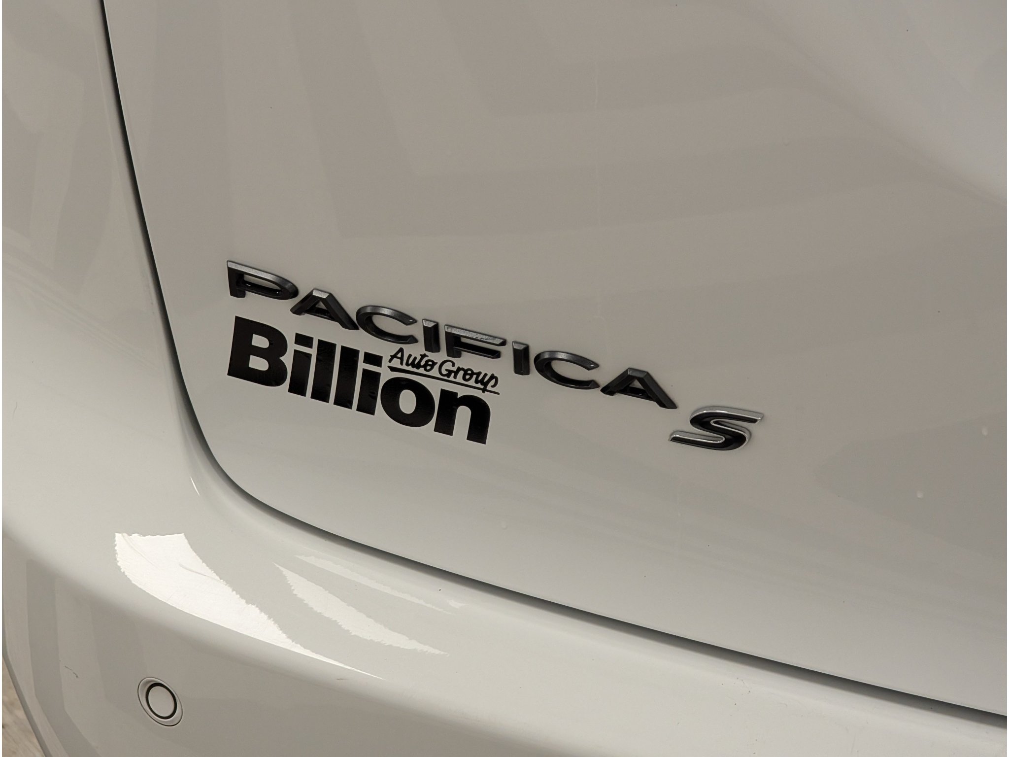 Used 2025 Chrysler Pacifica Limited FWD image 5
