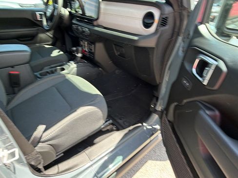 Used 2025 Jeep Wrangler Willys AWD/4WD image 19