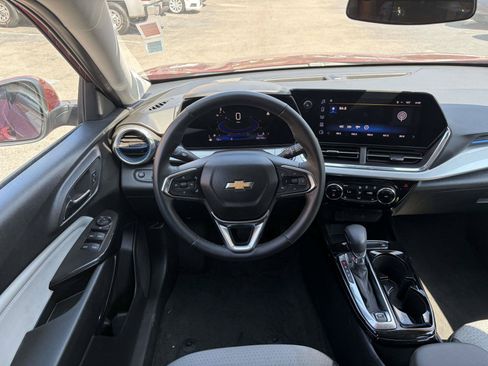 Used 2025 Chevrolet Trax LT w/ LT Convenience Package FWD image 2