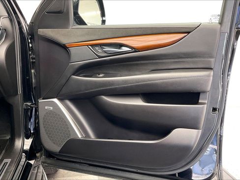 Used 2017 Cadillac Escalade Luxury AWD/4WD image 26