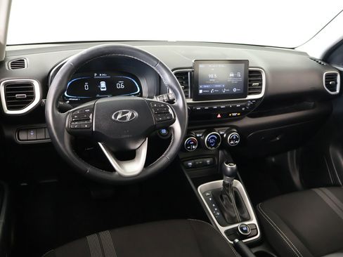 Used 2024 Hyundai Venue SEL FWD image 2
