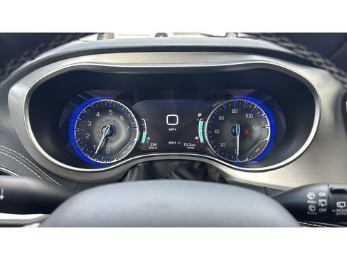 Used 2023 Chrysler Pacifica Limited w/ Uconnect Theater Family Group FWD image 26