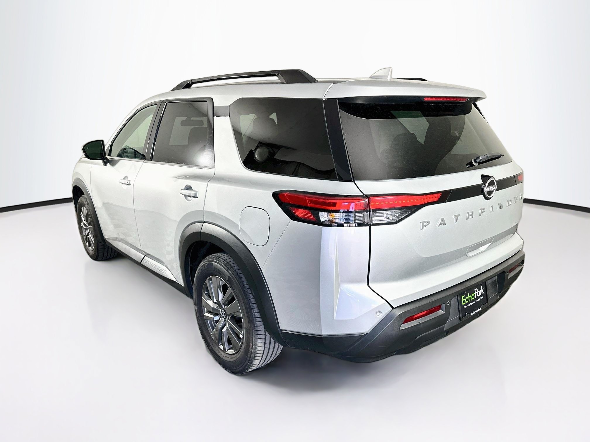 Used 2025 Nissan Pathfinder SV FWD image 5