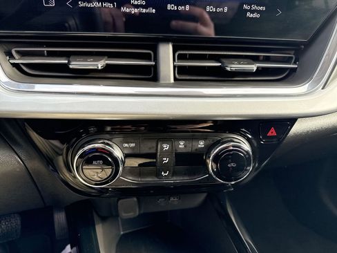 Certified 2025 Chevrolet Trax LT image 18