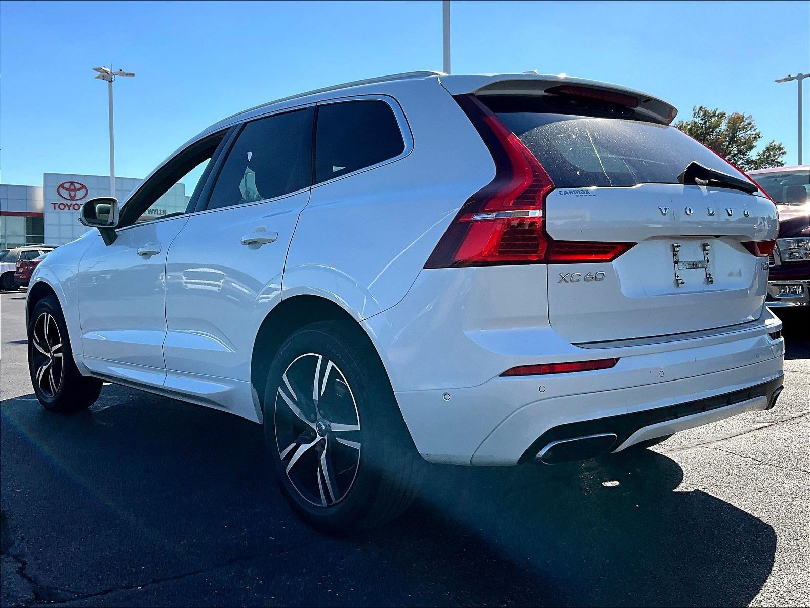 Used 2018 Volvo XC60 T5 R-Design w/ Convenience Package AWD/4WD image 4