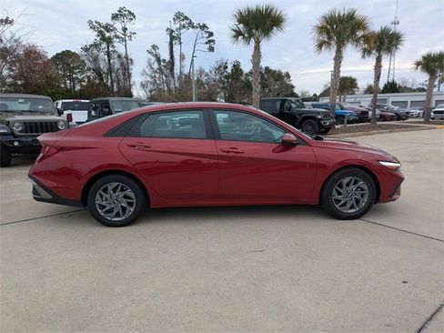 Used 2024 Hyundai Elantra SEL image 3