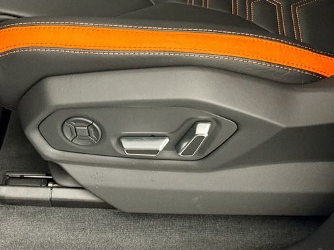 Used 2025 Lamborghini Urus SE image 21