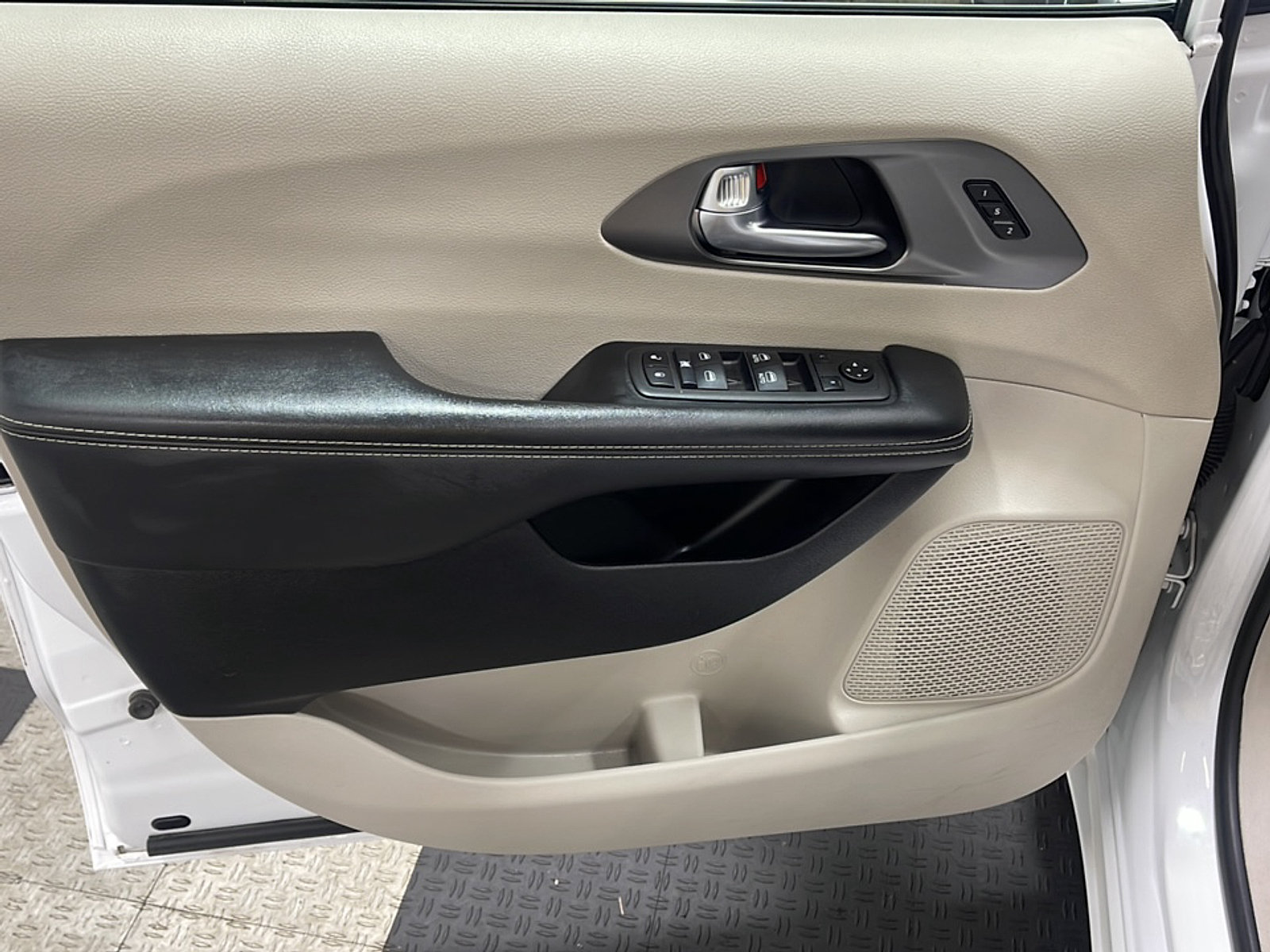 Used 2024 Chrysler Pacifica Touring-L FWD image 13