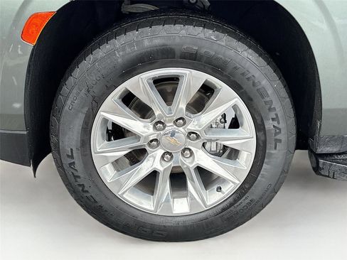 Used 2023 Chevrolet Suburban Premier image 32