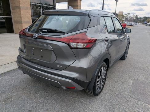 Used 2022 Nissan Kicks SV image 3