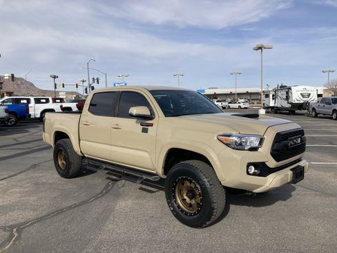 Used 2020 Toyota Tacoma TRD Sport w/ Technology Package image 3