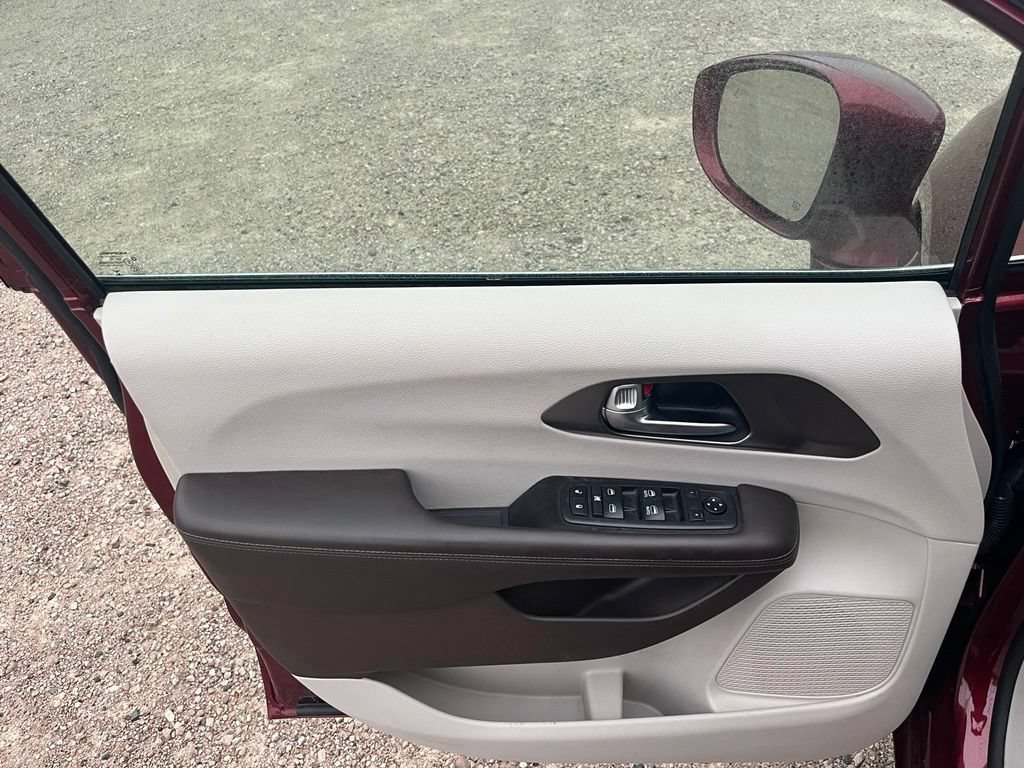 Used 2019 Chrysler Pacifica Touring-L FWD image 16