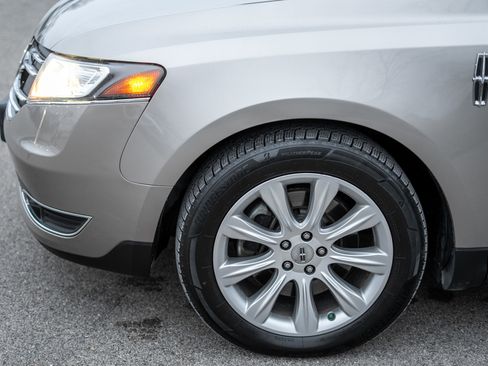 Used 2018 Lincoln MKT AWD image 9