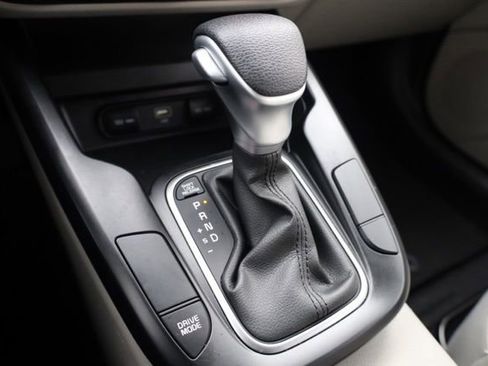 Used 2025 Kia Soul LX image 2