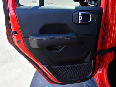 Used 2025 Jeep Wrangler Sahara image 37