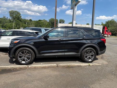 Used 2023 Ford Explorer XLT w/ Equipment Group 202A AWD/4WD image 16