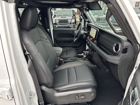 Used 2025 Jeep Wrangler Sahara image 14