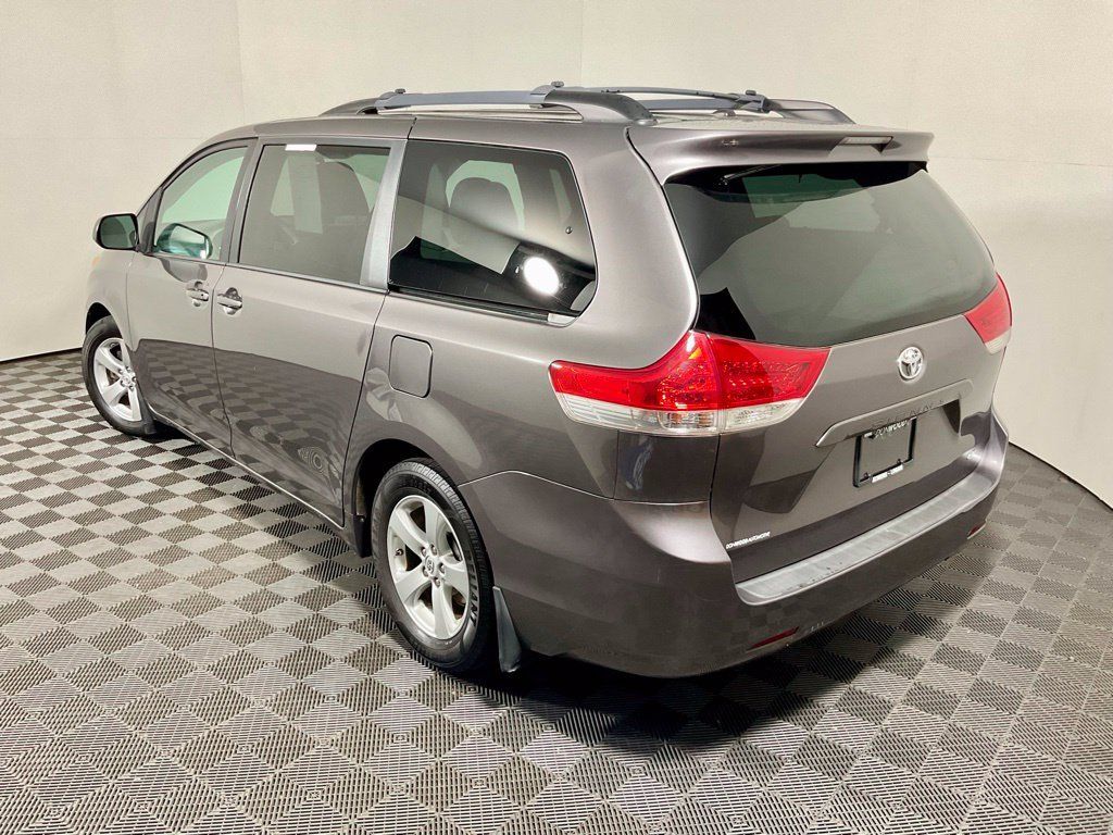 Used 2013 Toyota Sienna LE w/ Towing Pkg FWD image 11