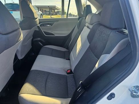 Used 2021 Toyota RAV4 XLE w/ Convenience Package FWD image 17