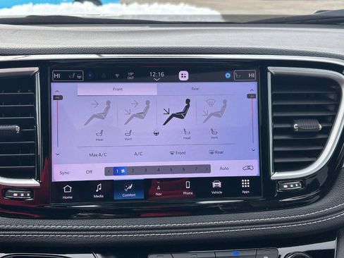 Used 2025 Chrysler Pacifica Limited image 22