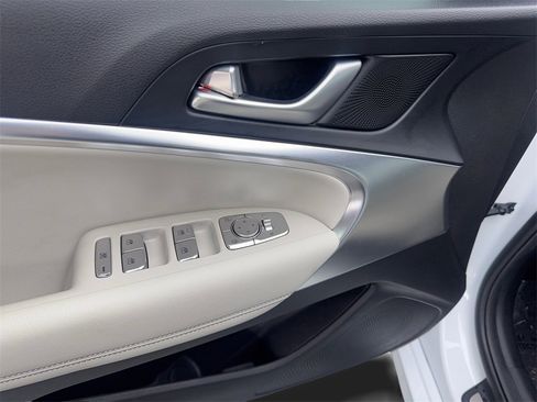 Used 2025 Genesis G70 2.5T image 32