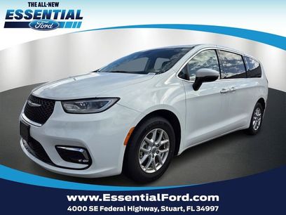 Used 2023 Chrysler Pacifica Touring-L