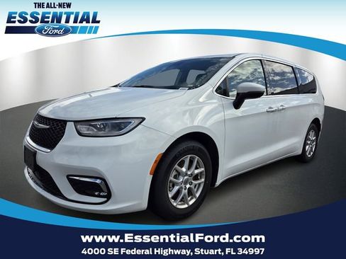 Used 2023 Chrysler Pacifica Touring-L FWD image 1