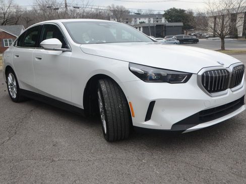 Used 2025 BMW 540i xDrive w/ Premium Package image 9