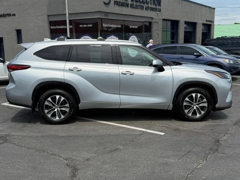 Used 2021 Toyota Highlander XLE AWD/4WD image 20