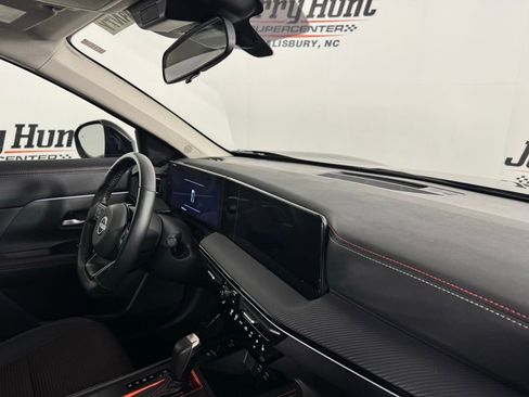 Used 2025 Nissan Kicks SR w/ SR Premium Package image 33