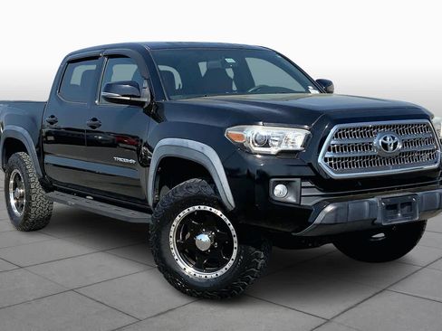Used 2016 Toyota Tacoma TRD Off-Road image 2