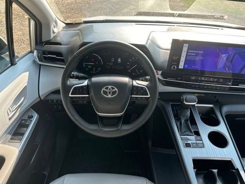 Used 2025 Toyota Sienna XLE w/ XLE Plus Package AWD/4WD image 25