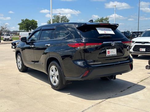 Used 2022 Toyota Highlander L FWD image 3