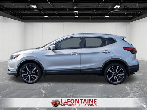Used 2018 Nissan Rogue Sport SL image 2